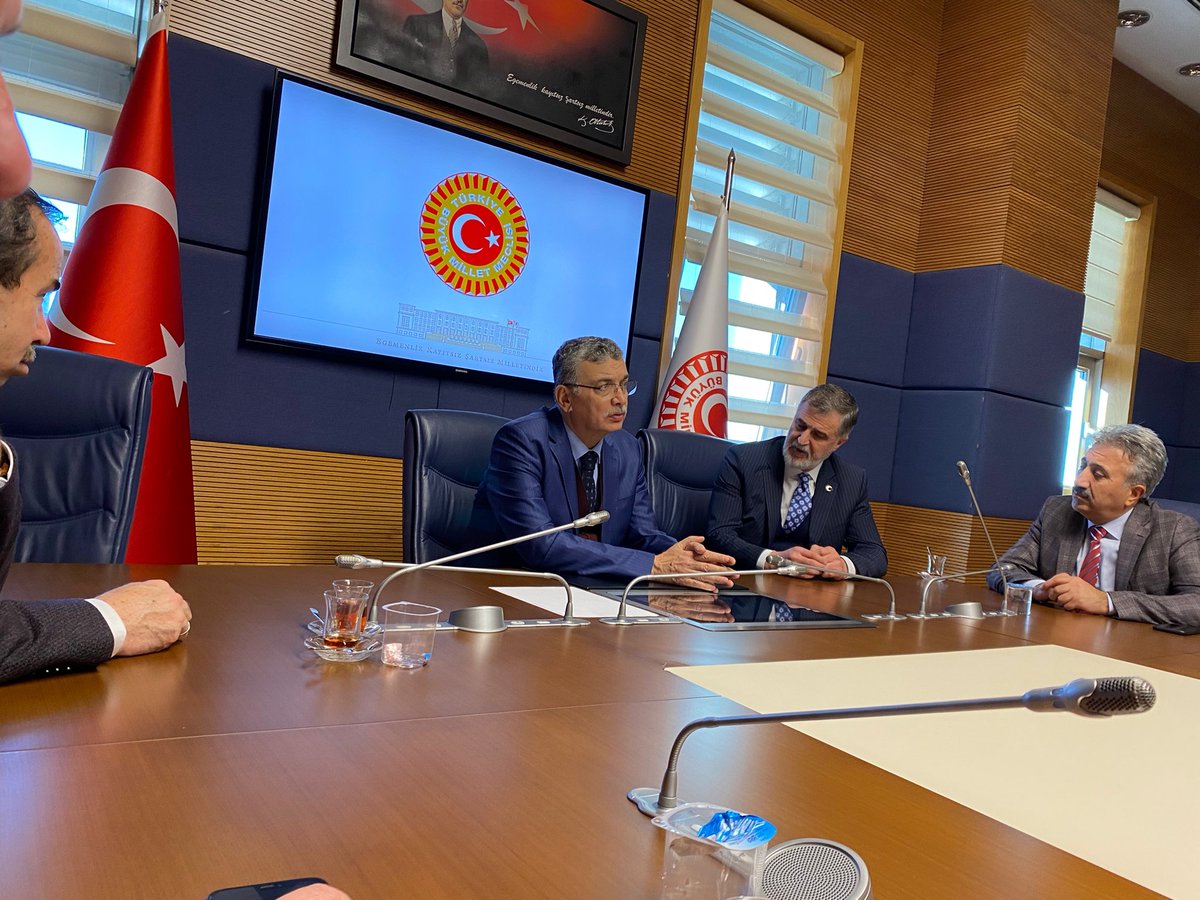 Tüm Özel Halk Otobüsü Birliği (TÜHOB) Başkanımız <a href="/ErcanSOYDAS06/">Ercan SOYDAŞ</a> ile Çevre illerimizden gelen Oda başkanlarımızı meclisimizde misafir ederek  esnaf ve şoförlerimizin  sorunları üzerinde konuştuk.  Başkanlarımıza ziyaretleri için teşekkür ediyorum.