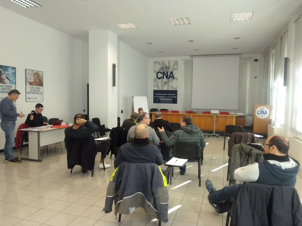 cnacomo's tweet photo. Impiantisti in aula.  Si è tenuta questa mattina la prima sessione d'esame per il rinnovo decennale del patentino f-gas in cllaboraizone con Apave. Per info chiamateci 031-276441 (Ufficio Formazione)
#impiantisti #fgas #formazione https://t.co/x4fnMNyqpS