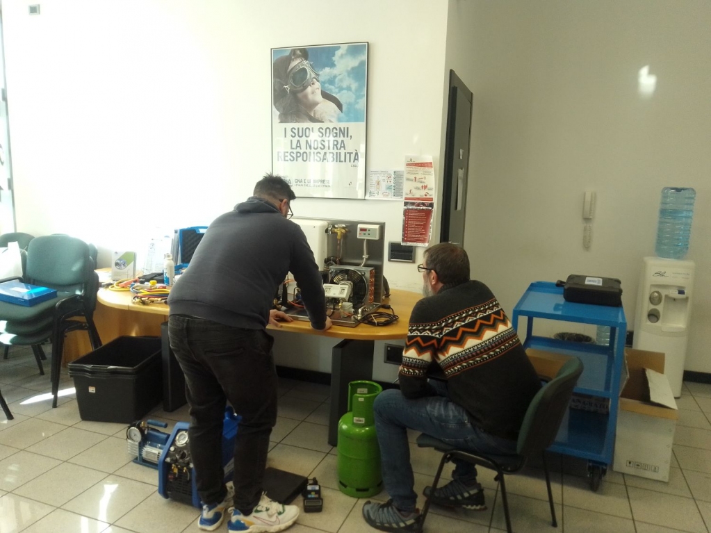 cnacomo's tweet photo. Impiantisti in aula.  Si è tenuta questa mattina la prima sessione d'esame per il rinnovo decennale del patentino f-gas in cllaboraizone con Apave. Per info chiamateci 031-276441 (Ufficio Formazione)
#impiantisti #fgas #formazione https://t.co/x4fnMNyqpS