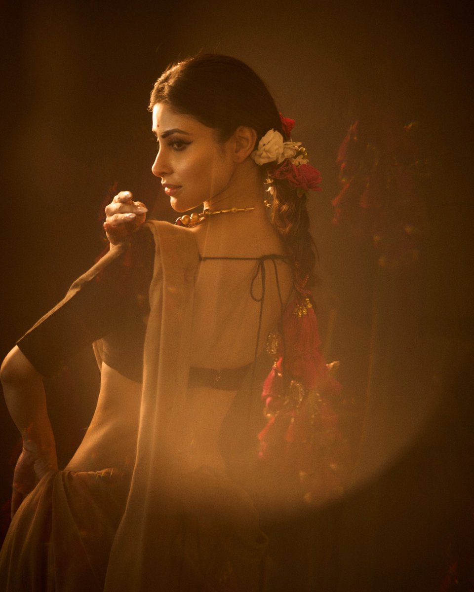 Roymouni's tweet photo. But a woman s only but a heart’s portrait.. https://t.co/sXkeQAgUuL