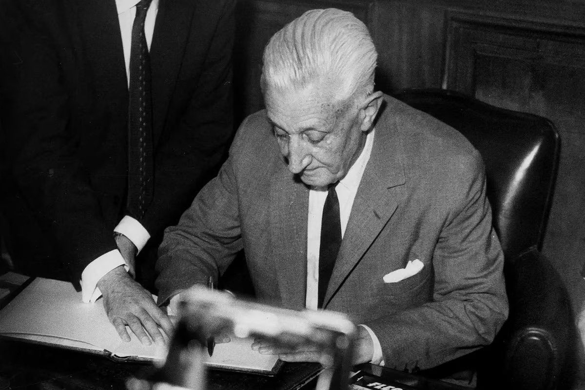 Hoy se cumplen 40 años del fallecimiento de Arturo Illia, ejemplo de transparencia, honestidad y austeridad. Trabajamos todos los días para mantener su legado más vivo que nunca y defender sus valores que hicieron más grande a nuestra democracia. 

#ArturoIllia40Años