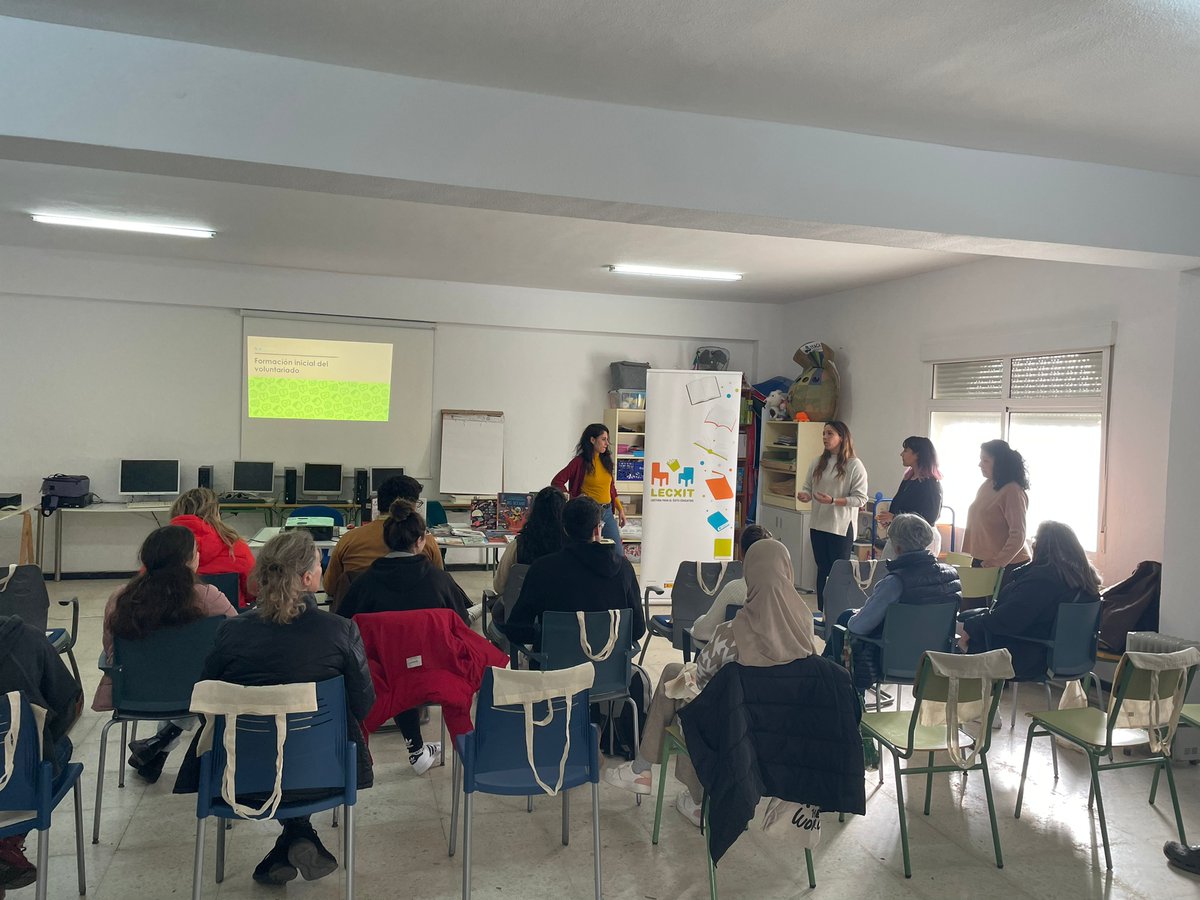 AmalTarbift's tweet photo. Es un placer contar con un voluntariado tan entregado y comprometido con la educación y la lectura de la infancia en #Almería Eternas gracias a @AlmeriaItaca por la labor que hacen en #ElPuche y hacernos sentir como en casa para emprender @LecxitSur https://t.co/SOx8xjsImK