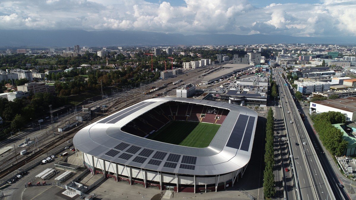 SweeperPod's tweet image. 𝗔 𝗦𝘄𝗶𝘀𝘀 𝗣𝗵𝗲𝗻𝗼𝗺𝗲𝗻𝗼𝗻 🇨🇭

Four of the 10 clubs in Switzerland's Super League have stadiums built on top of or alongside shopping centres! 🏟️🛒

↖️ Kybunpark, St. Gallen
↗️ St. Jakob Park, Basel
↙️ Wankdorf, Young Boys
↘️ Stade de Genève, Servette