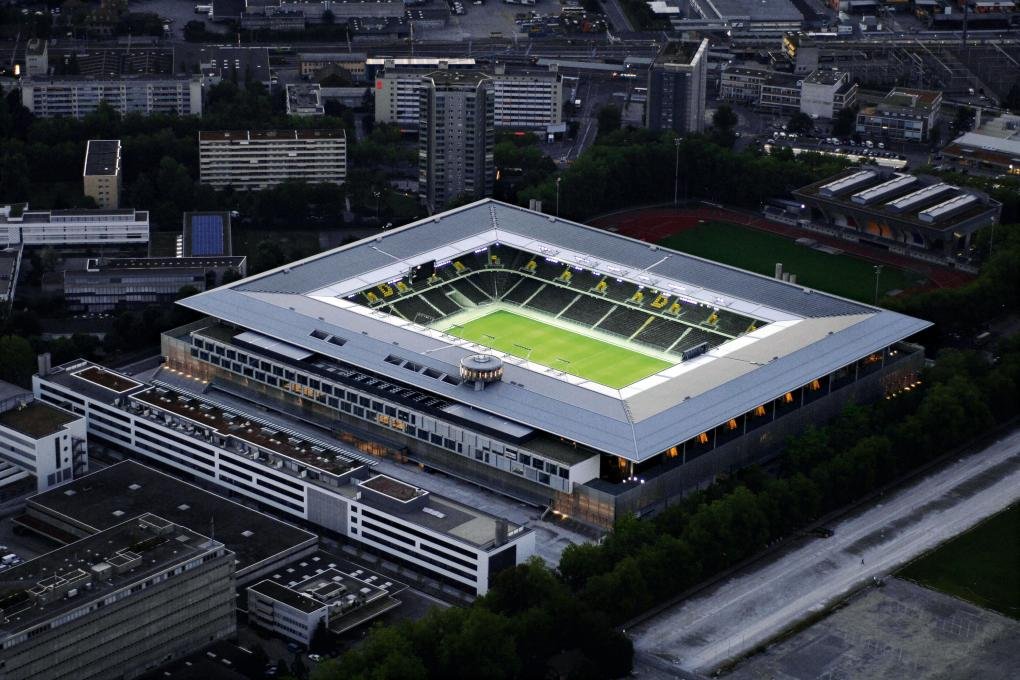 SweeperPod's tweet image. 𝗔 𝗦𝘄𝗶𝘀𝘀 𝗣𝗵𝗲𝗻𝗼𝗺𝗲𝗻𝗼𝗻 🇨🇭

Four of the 10 clubs in Switzerland's Super League have stadiums built on top of or alongside shopping centres! 🏟️🛒

↖️ Kybunpark, St. Gallen
↗️ St. Jakob Park, Basel
↙️ Wankdorf, Young Boys
↘️ Stade de Genève, Servette