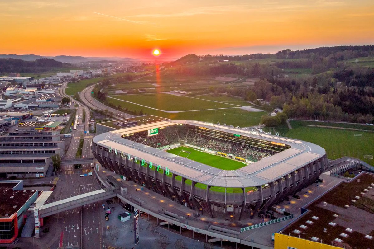 SweeperPod's tweet image. 𝗔 𝗦𝘄𝗶𝘀𝘀 𝗣𝗵𝗲𝗻𝗼𝗺𝗲𝗻𝗼𝗻 🇨🇭

Four of the 10 clubs in Switzerland's Super League have stadiums built on top of or alongside shopping centres! 🏟️🛒

↖️ Kybunpark, St. Gallen
↗️ St. Jakob Park, Basel
↙️ Wankdorf, Young Boys
↘️ Stade de Genève, Servette