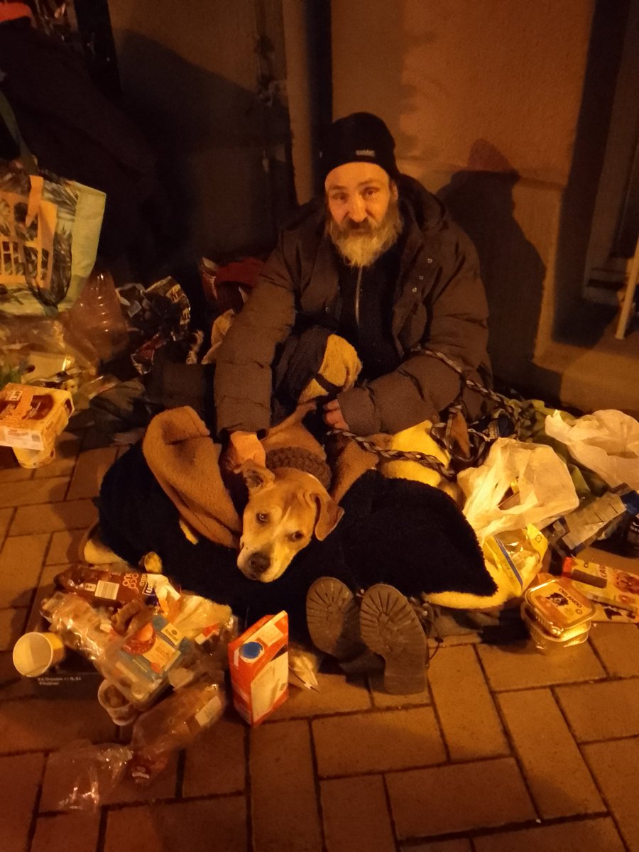 #ArmutVerbindet
Gestern, auf dem Nachhauseweg sah ich Giovanni und seinen Hund. Die Beiden kampieren vor dem Bahnhof. Giovanni hat vor einiger Zeit, wegen Eigenbedarfs,die Wohnung verloren. Kennt niemanden,der ihn,mit Hund, zeitweise aufnehmen würde.