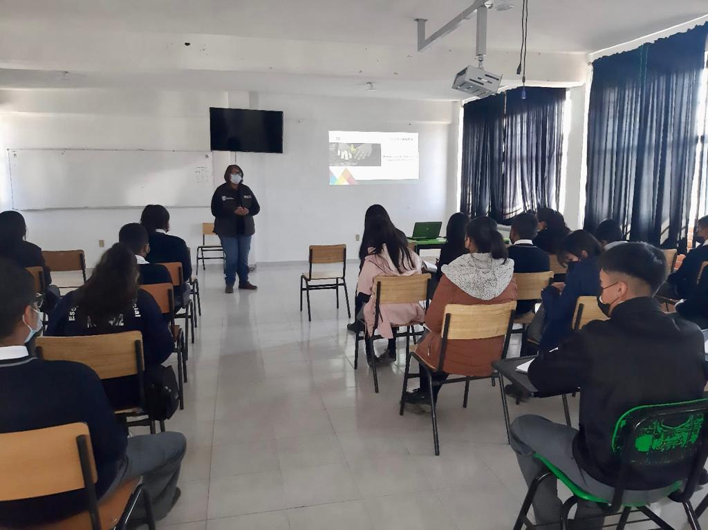 AmbienteEdomex's tweet photo. Cultivar verduras, hortalizas, frutas o legumbres con procesos productivos naturales, contribuye a reducir nuestra huella de carbono, por ello, la #CGCE de la #SAMGEM imparte a alumnos de la Esc. Sec. Of. 0402 “Siervo de la Nación” de #Tepetlaoxtoc el taller “Huertos Escolares” https://t.co/F14tNwm3hh