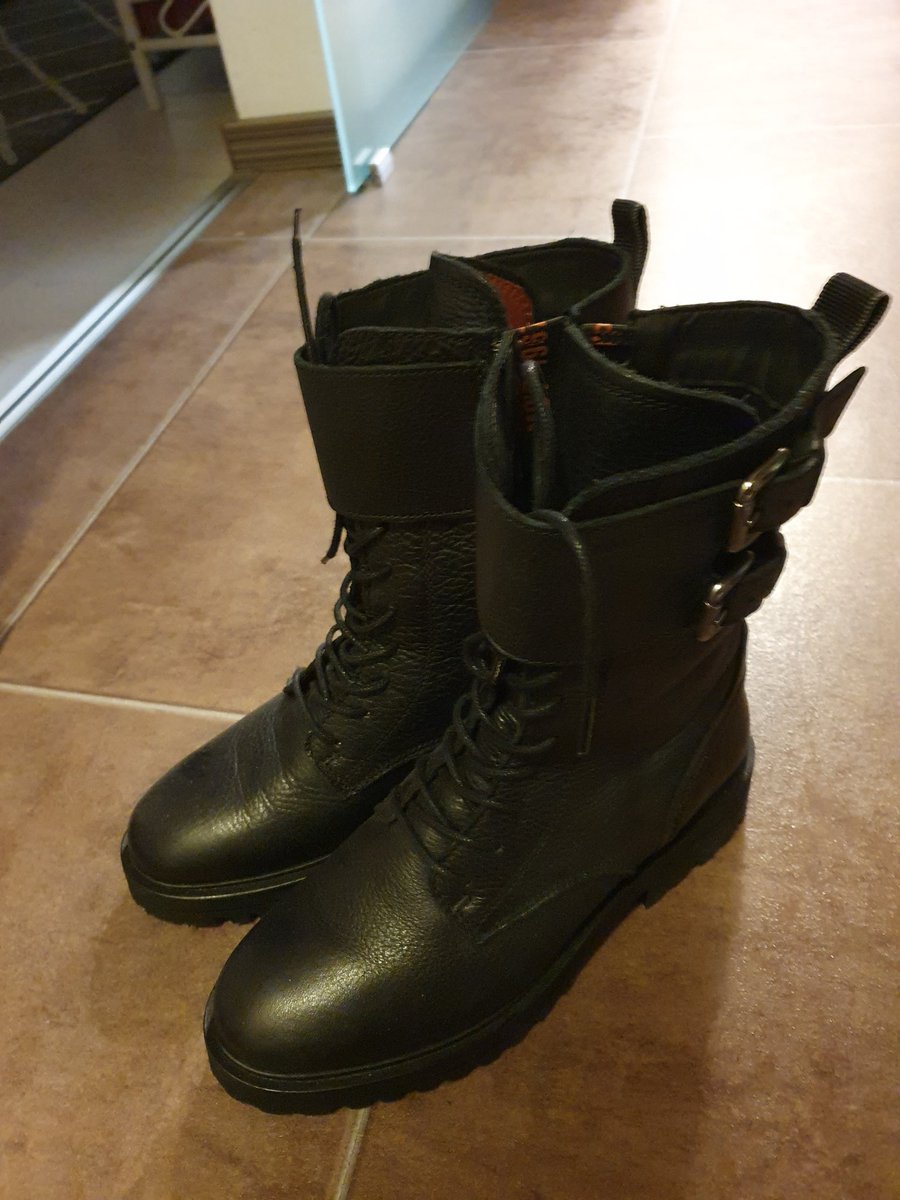 TamaraNala's tweet photo. #MECFSimBundestag Meine Stiefel sind fast ungetragen, den mein einziger Weg nach draußen ist: zum Arzt zu gehen! Wir, die Betroffenen, haben die Hofnung, dass wir Morgen 19.01.23 endlich ernst genommen werden! #postvac #Postcovid #Mscfs https://t.co/ueIG0yn6vJ