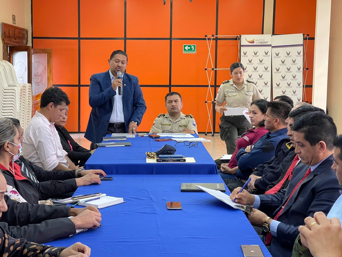 StoDomingoCJ's tweet photo. El Director Provincial de @StoDomingoCJ, Mgs. #VíctorHugoMoya, participó en la primera reunión de trabajo interinstitucional convocada por @gobertsachila. En el encuentro las autoridades coordinan acciones para fortalecer la seguridad en la provincia. https://t.co/vlxGiPkzhd