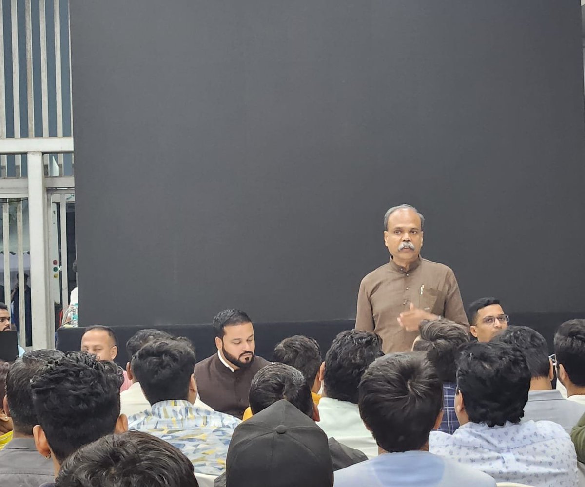 BJYM4Mumbai's tweet photo. माननीय प्रधानमंत्री श्री @narendramodi जी की आगामी जनसभा की पूर्व तैयारियों के लिए आज भाजयुमो मुंबई अध्यक्ष श्री @TajinderTiwana जी ने  सभी कार्यकर्ताओं के साथ बैठक की तथा जनसभा की व्यवस्था के लिए नियुक्त किए गए वॉलंटियर के साथ मिलकर चर्चा की।
#MumbaiAwaitsModiji https://t.co/D7HvzF69mg