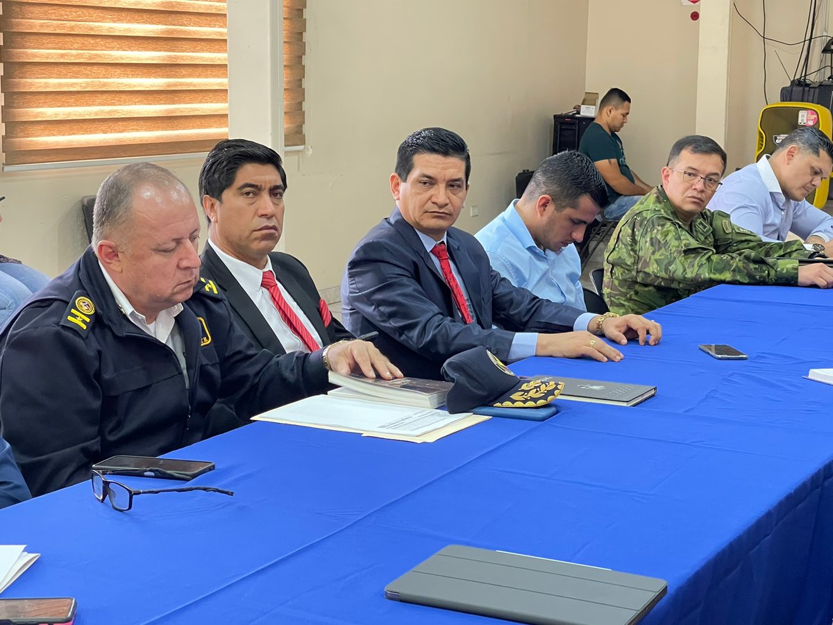 StoDomingoCJ's tweet photo. El Director Provincial de @StoDomingoCJ, Mgs. #VíctorHugoMoya, participó en la primera reunión de trabajo interinstitucional convocada por @gobertsachila. En el encuentro las autoridades coordinan acciones para fortalecer la seguridad en la provincia. https://t.co/vlxGiPkzhd