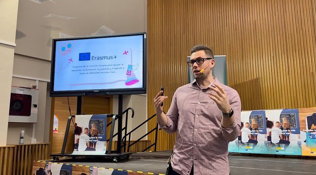 educarioja's tweet photo. El segundo día en las Jornadas para la Internacionalización de la Educación han venido potentes. Hoy lo hemos dedicado a los proyectos Erasmus+, su conexión con eTwinning y a las Escuelas Embajadoras, con docentes y alumnado de La Rioja, Navarra y Alemania. 🇪🇺🚀

#CRIE @sepiegob https://t.co/HqRgeOaKQx