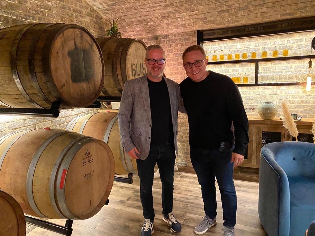valtech_ar's tweet photo. ¡Un brindis por una asociación única! 🥂

Esta semana tuvimos la oportunidad de patrocinar la fiesta de @VTEXcommerce en la sede de la compañía en NY. 

#Valtech y #VTEX han estado colaborando desde 2014 para ayudar a los clientes a unificar y nivelar sus experiencias de consumo. https://t.co/VzbF1VlAYv