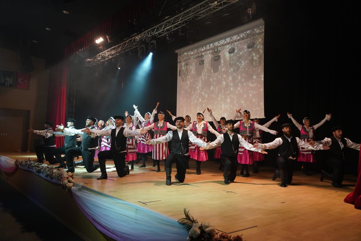 istanbulilmem's tweet photo. ✨"Öğretmenler Sanatta Buluşuyor" projesi kapsamında İstanbul İl Millî Eğitim Müdürlüğü Öğretmenler Halk Oyunları Topluluğu tarafından sergilenen "Öğretmenin Doğuşu" isimli gösteri  izleyiciyle buluştu.

Büyük beğeni toplayan programa İl Müdürümüz Sayın Levent Yazıcı da katıldı. https://t.co/b04BK6jyH1