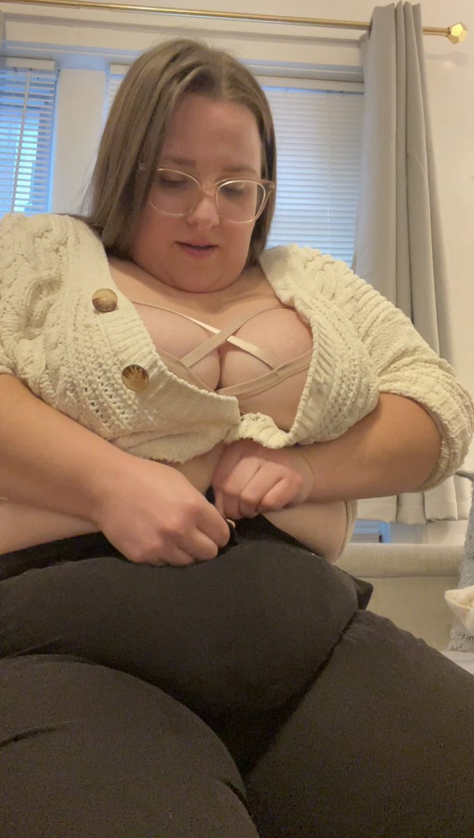 bbwsophieblake's tweet photo. Just released (my belly AND this video) check it out https://t.co/nQucHhbcVP https://t.co/POLll9rExJ