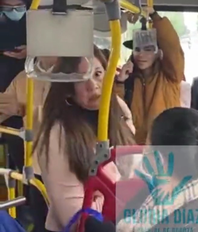 PelosNecioz's tweet photo. Toda mi solidaridad con la mujer que fue agredida por esta señora en un bus de TransMilenio
Y rechazo la publicación de este video por parte de la concejal @GloriaDiazM al incentivar la violencia y la toma de justicia por mano propia. https://t.co/Fm4E6D1eRp
