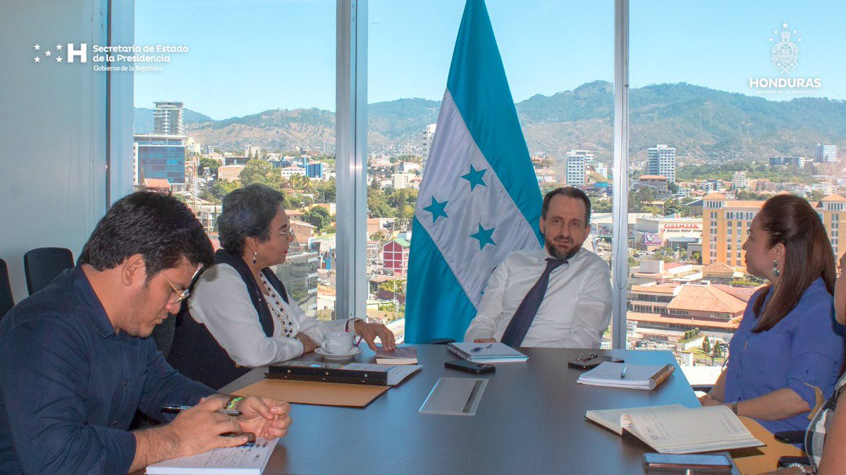 SEPresidencial's tweet image. El secretario @rudopastor junto a la subsecretaria @DessireFlorDub, recibieron este día a la secretaria de la #SECAPPH @avo_anna , para coordinar las acciones en materia de las culturas, las artes y los patrimonios de los pueblos de 🇭🇳 para el año 2023.