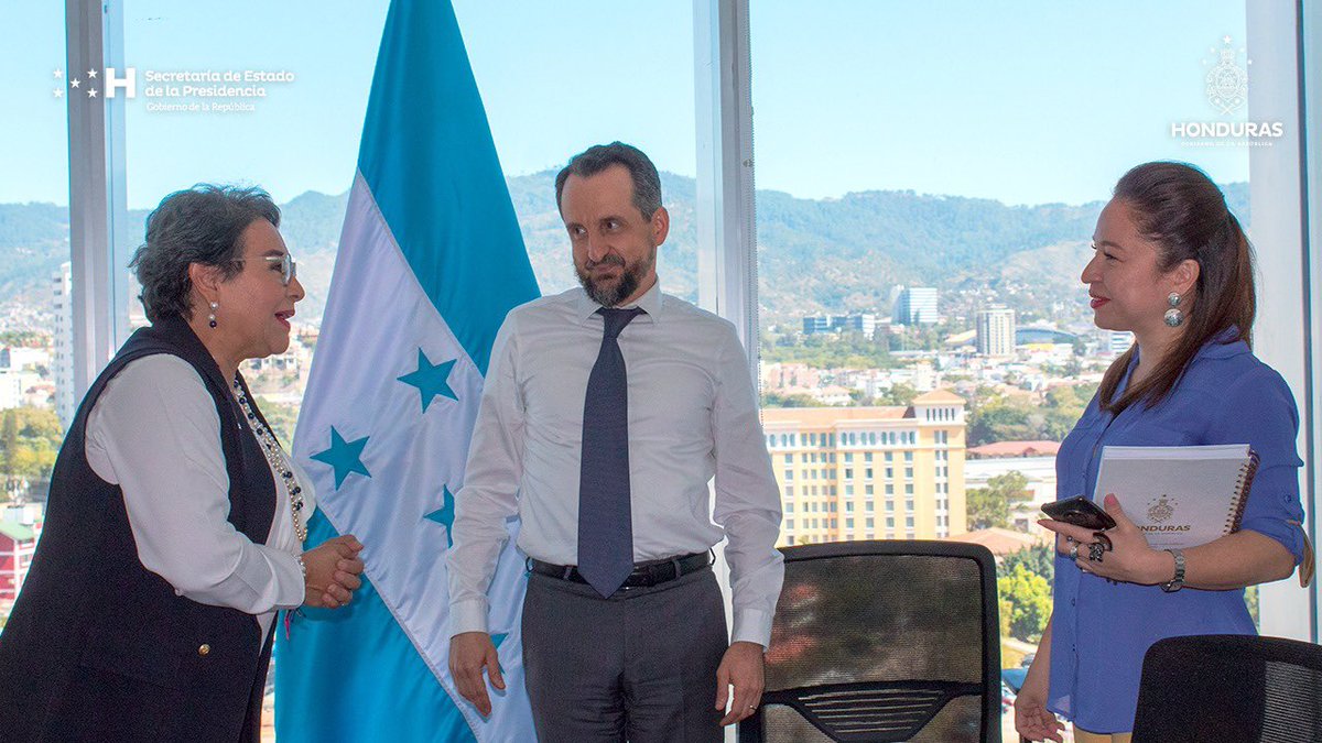 SEPresidencial's tweet image. El secretario @rudopastor junto a la subsecretaria @DessireFlorDub, recibieron este día a la secretaria de la #SECAPPH @avo_anna , para coordinar las acciones en materia de las culturas, las artes y los patrimonios de los pueblos de 🇭🇳 para el año 2023.