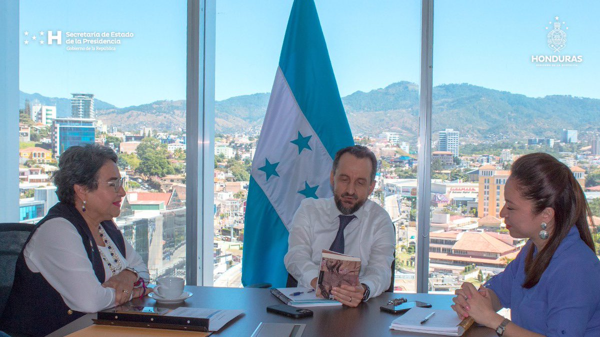 SEPresidencial's tweet image. El secretario @rudopastor junto a la subsecretaria @DessireFlorDub, recibieron este día a la secretaria de la #SECAPPH @avo_anna , para coordinar las acciones en materia de las culturas, las artes y los patrimonios de los pueblos de 🇭🇳 para el año 2023.