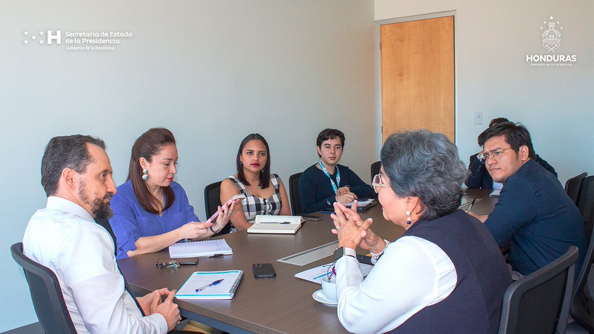 SEPresidencial's tweet image. El secretario @rudopastor junto a la subsecretaria @DessireFlorDub, recibieron este día a la secretaria de la #SECAPPH @avo_anna , para coordinar las acciones en materia de las culturas, las artes y los patrimonios de los pueblos de 🇭🇳 para el año 2023.