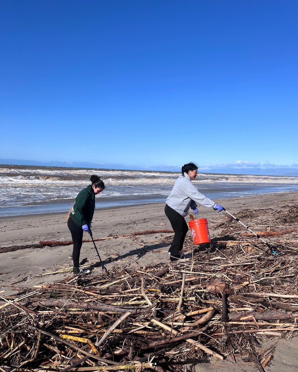 OxnardUnion's tweet photo. πβοΈ Oxnard Shore Beach Park Cleanup was a success!
Thank you to all our student volunteers who came out this past weekend to help make our beaches cleaner! @healthcorps
#WeAreOxnardUnion
#BetterTogether
#BeachCleanUp
#OxnardBeach https://t.co/d0xqQOnNTV