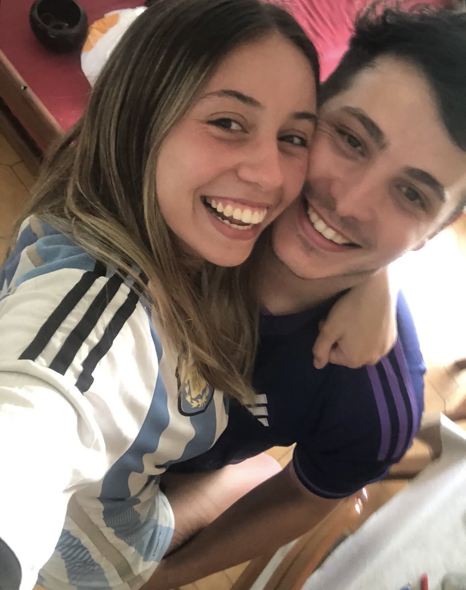 CamilaTorchia's tweet photo. @giraltpablo Llorando, en un departamento en Mar del Plata, con él: https://t.co/KNiuYfqd7D