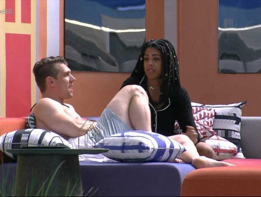 "O povo pensa que todo famoso se acha, que é fechado, eu sou famosa e sou super gente boa" (Marvila)