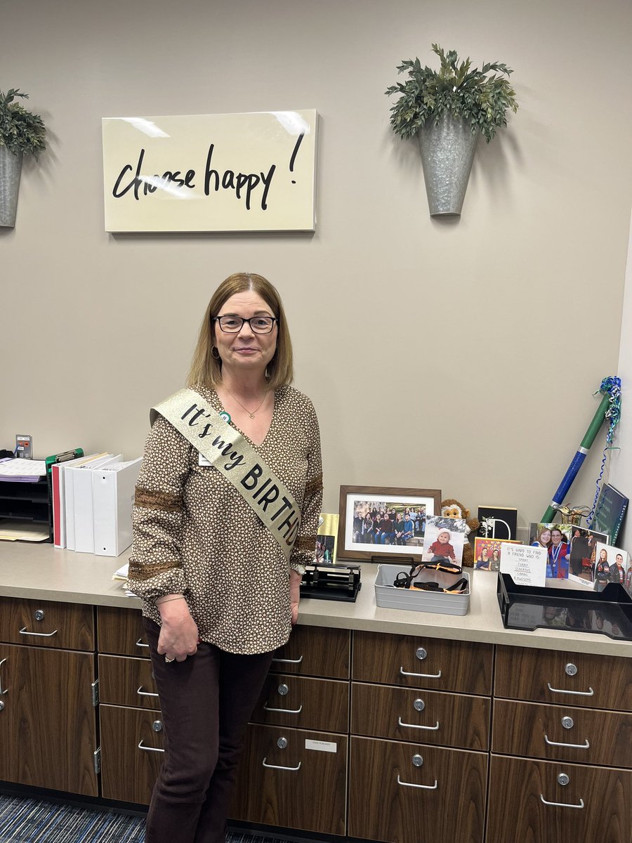 HofiusSunshine's tweet photo. Happy belated birthday to sweet Mrs. Robuck!! We are so lucky to have you here at Hofius. Thank you for supporting Sunshine!! 🎉☀️🌻 https://t.co/5PacbFExHr