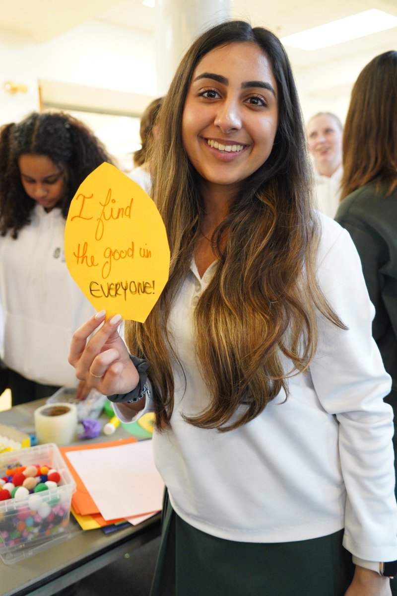 For today's #DiversityWeek activity, Upper School students wrote about what makes them unique on flower petals! The petals will all come together to make a giant flower celebrating the diversity and uniqueness of our community. More photos: bit.ly/3klinCl 1/2