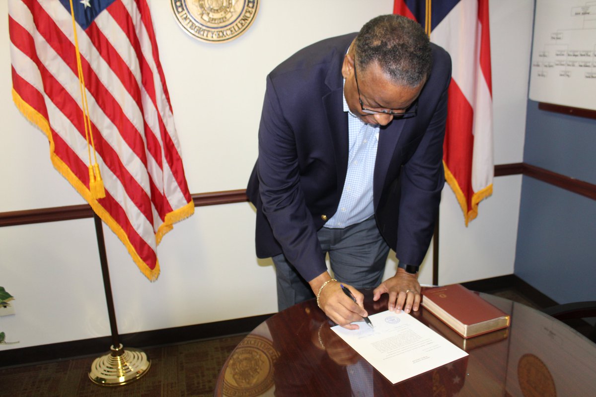 GA_ParoleBoard's tweet photo. Timothy Ward has taken the Oath of Office as a member of the Georgia Parole Board. https://t.co/kypf20m0kP #parolestrong #paroleworks #georgia #gapap https://t.co/NYFlkMQKTF