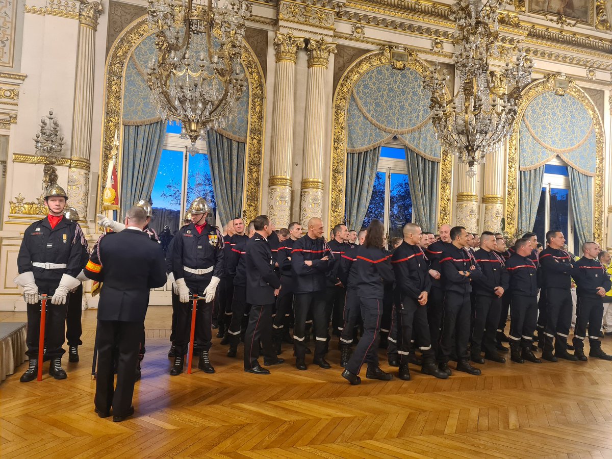 marymillet69's tweet photo. Émouvante cérémonie en Préfecture où je représentais @laurentwauquiez. Gratitude aux intervenants du terrible incendie du #16décembre de @vaulxenvelin69. Remise de médailles et de citations par le @prefetrhone aux valeureux du @SDMIS69 #Samu69 @PoliceNat69 . Merci ! #gratitude https://t.co/b42KyUhafU