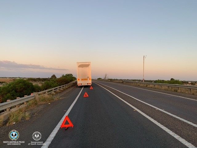 SAPoliceNews's tweet photo. TRAFFIC HAZARD – A truck has broken down on the Dukes Highway approximately 4km east of #Tailem Bend in the 110km/h zone. West bound traffic is affected. Motorists in this area travelling in both directions are asked to slow down and take care. https://t.co/P7NO7ZEzJE