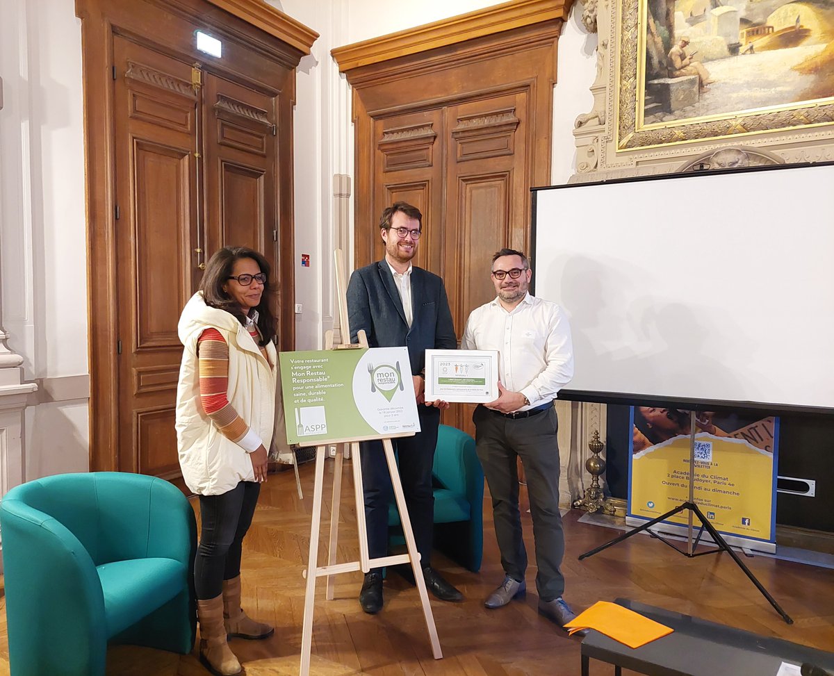 AntoineGuillou's tweet photo. Les restaurants administratifs de la Ville de @Paris ont renouvelé leurs engagements #MonRestauResponsable et #Ecocert. Produits bio et locaux, réduction des déchets et du gaspillage, sortie du plastique... tout en maintenant des tarifs abordables pour les agents ! @AudreyPulvar https://t.co/dJzuGbRdbX