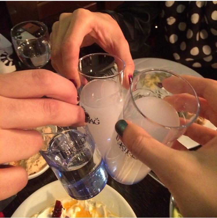 Yeni çiftimizin şerefine !!!
Seviyeli çiftlere kapımız açık
Buyurun dostlar.