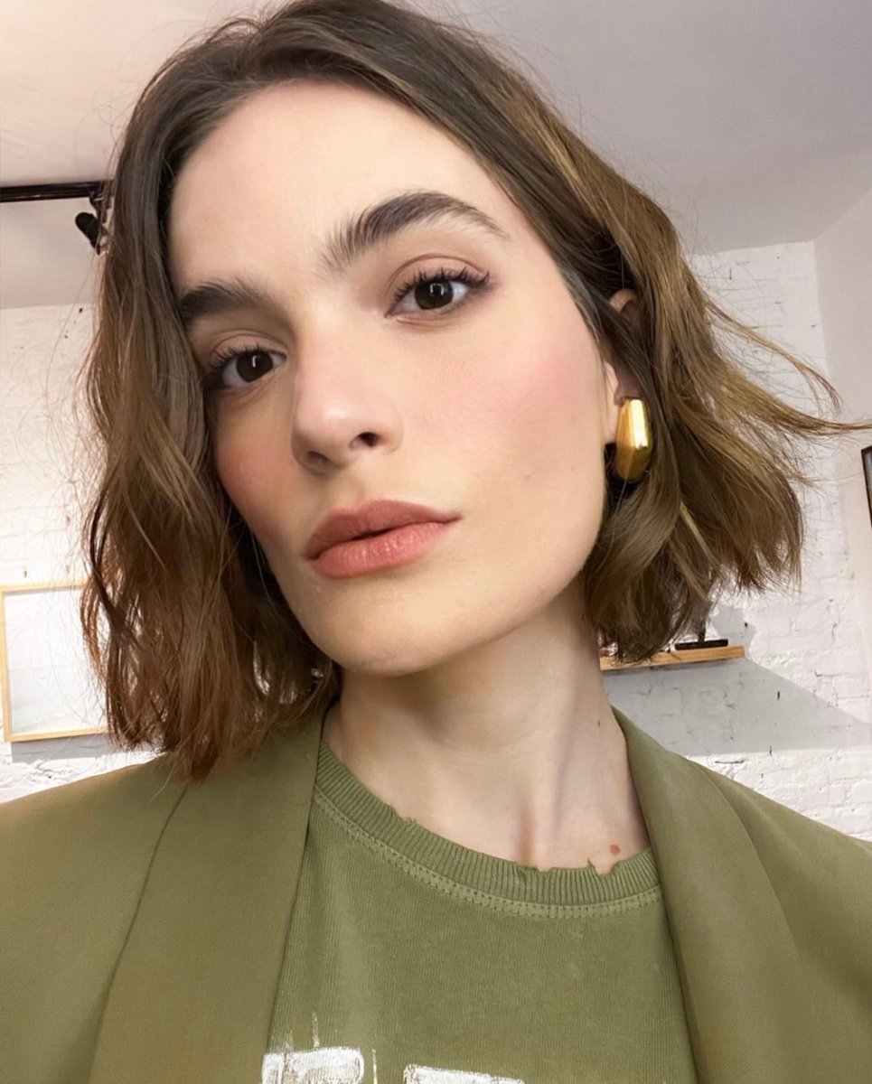 ECRUNewYork's tweet image. Feeling so FRESH! 💚Get the weightless texture in hair with Dry Texture Spray. Hair by @mauromarcos for @nadinne_rios⁠
#wavybob #texturizingspray #hairstyling #hairstyles #ecrunewyork