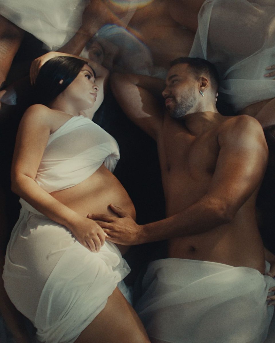 ElGordoyLaFlaca's tweet photo. #RomeoSantos estrena su sencillo #SoloConmigo 🔥 junto a su pareja anunciando que esperan bebé 🤰🏻🍼 ¡Felicidades! ❤️ https://t.co/NpYolI3Bno