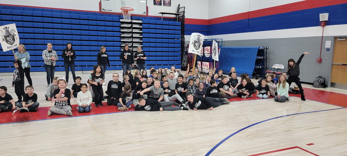 karleykay11's tweet photo. House Assembly day! ALTRUISMO 🖤 #phstrong @PHElementary https://t.co/6SxVTvGaa4