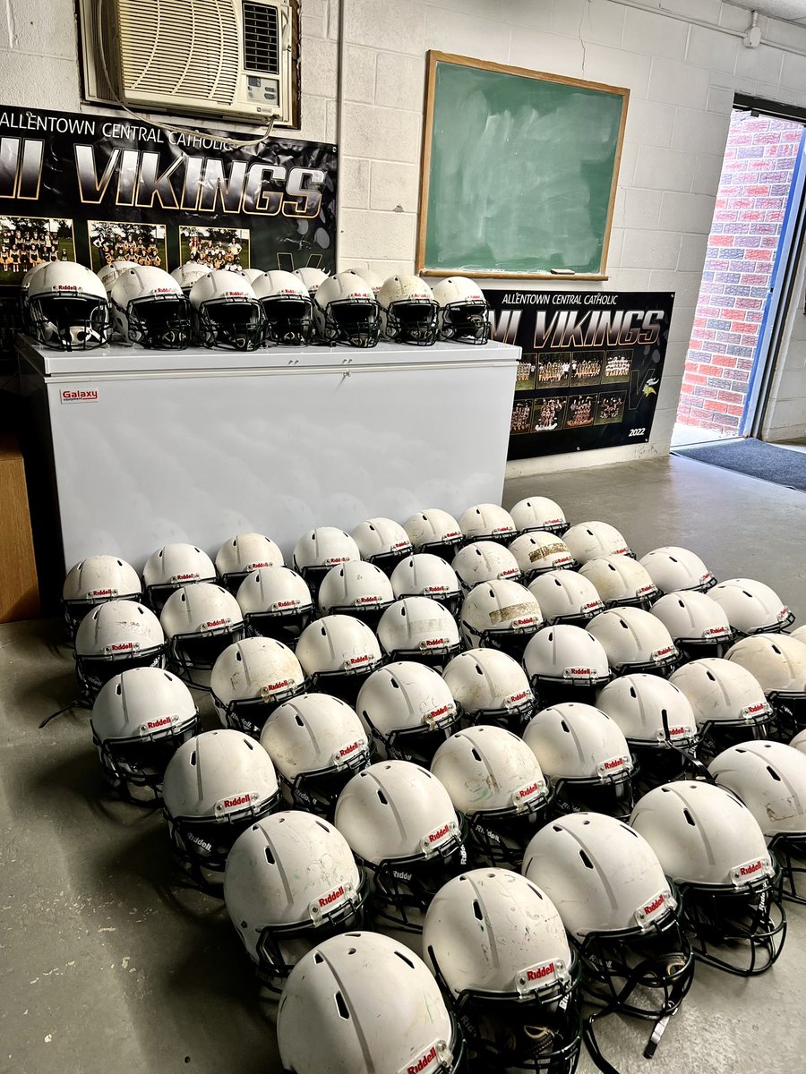 ACCMiniVikes's tweet image. #Riddell stopped by today to pick up our helmets slated to be reconditioned. Recon prolongs the effective life of the equipment &amp;amp; most importantly, advances player protection. Next up, ordering 100+ new helmets to ensure no athlete is turned away this fall