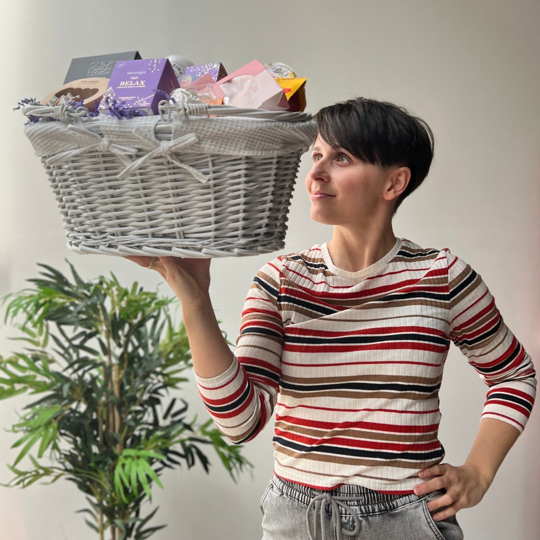 BasketsGalore's tweet image. January is cold &amp;amp; dark 🌨️🏂 
So some pampering time is perfect for a cold winter evening  😏🛀💆
How do you like to pamper yourself? ❄️😜
If you know someone who needs some pampering, check here: bit.ly/3EPST7Z 🤳
#pampergifts #gifts #pampertime