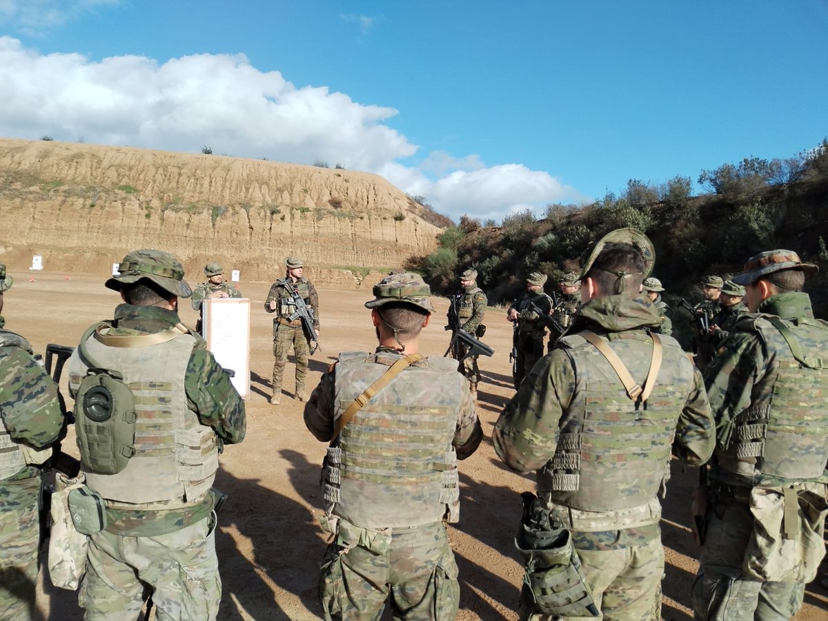 EjercitoTierra's tweet image. #BuenasNoches. El contingente A/I XVIII de la @COMGECEU_ET inicia su preparación en el CMT de Cerro Muriano en #Córdoba antes de su despliegue en Irak previsto para el próximo mes de mayo en el marco de la operación #InherentResolve @CJTFOIR @IraqNato @MCANA_ET 
#SomostuEjército