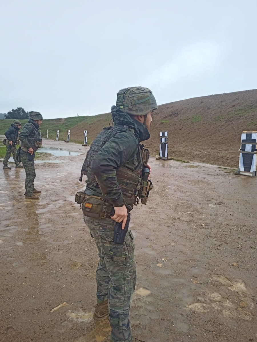 EjercitoTierra's tweet image. #BuenasNoches. El contingente A/I XVIII de la @COMGECEU_ET inicia su preparación en el CMT de Cerro Muriano en #Córdoba antes de su despliegue en Irak previsto para el próximo mes de mayo en el marco de la operación #InherentResolve @CJTFOIR @IraqNato @MCANA_ET 
#SomostuEjército