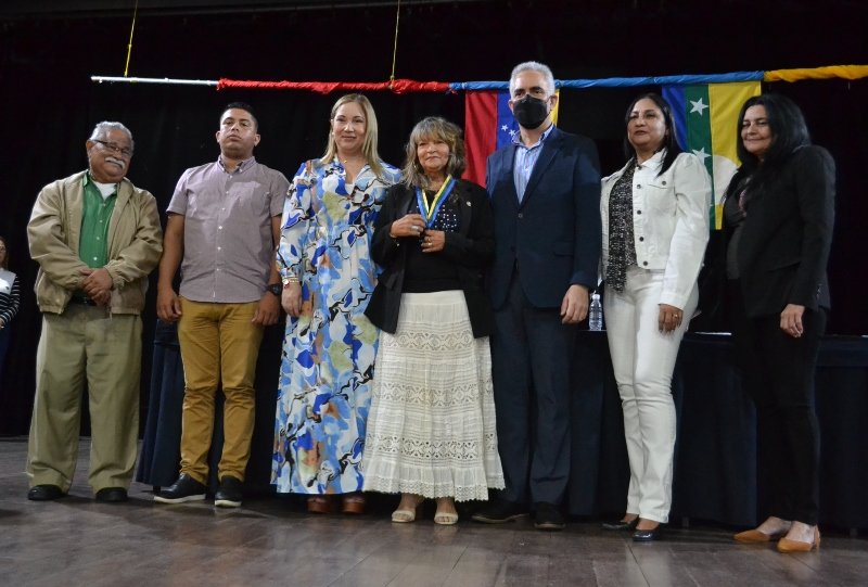 johanyanez85's tweet photo. Participamos en los actos celebrados por el Gobierno Regional con motivo del #DiaDelMaestro , son sin duda héroes y heroínas que más allá de los difíciles tiempos que vivimos forjan en el presente a quienes serán el futuro de nuestra región!! https://t.co/ZRJ8mQofiH