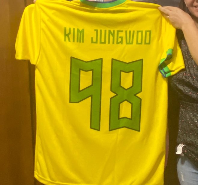 JungWooKimBR's tweet photo. [🚨] POR FAVOR AJUDEM A ADM A ENTREGAR A BANDEIRA DO JUNGWOO PRA ELE E A NOSSA CAMISETA DA SELEÇÃO PERSONALIZADA!!!!! A ADM NAO TA NA GRADE MAS O JUNGWOO PRECISA RECEBER 😭😭😭😭 https://t.co/ftpdBKmikz