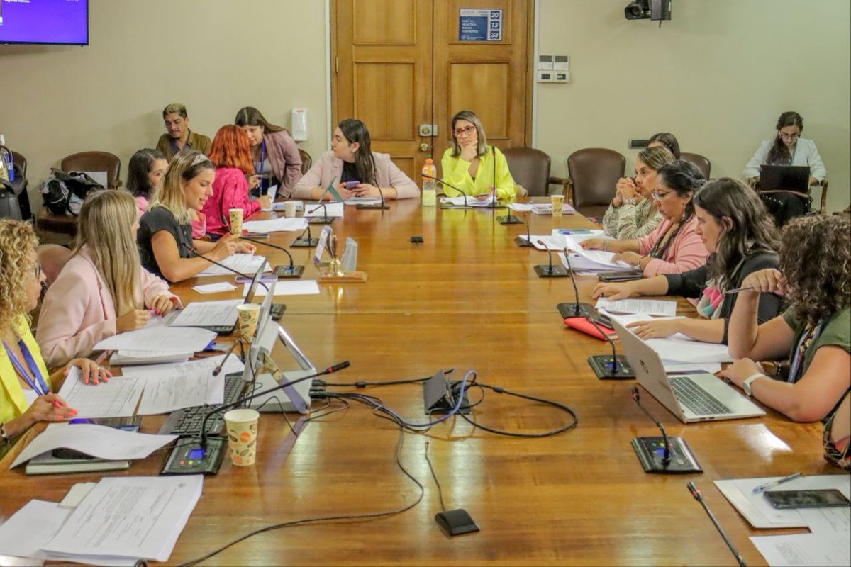 totiorellanag's tweet photo. ¡Aprobada en Comisión de Mujeres @Camara_cl la #ReparaciónIntegral! Como Ejecutivo patrocinamos este importante proyecto, apoyado por @NiUnaMenosChile y la Agrup de Familiares de Víctimas, y dispusimos fondos para una pensión para las niñas y niños. Pasa a Hacienda y luego sala. https://t.co/L6j9rVcKbR
