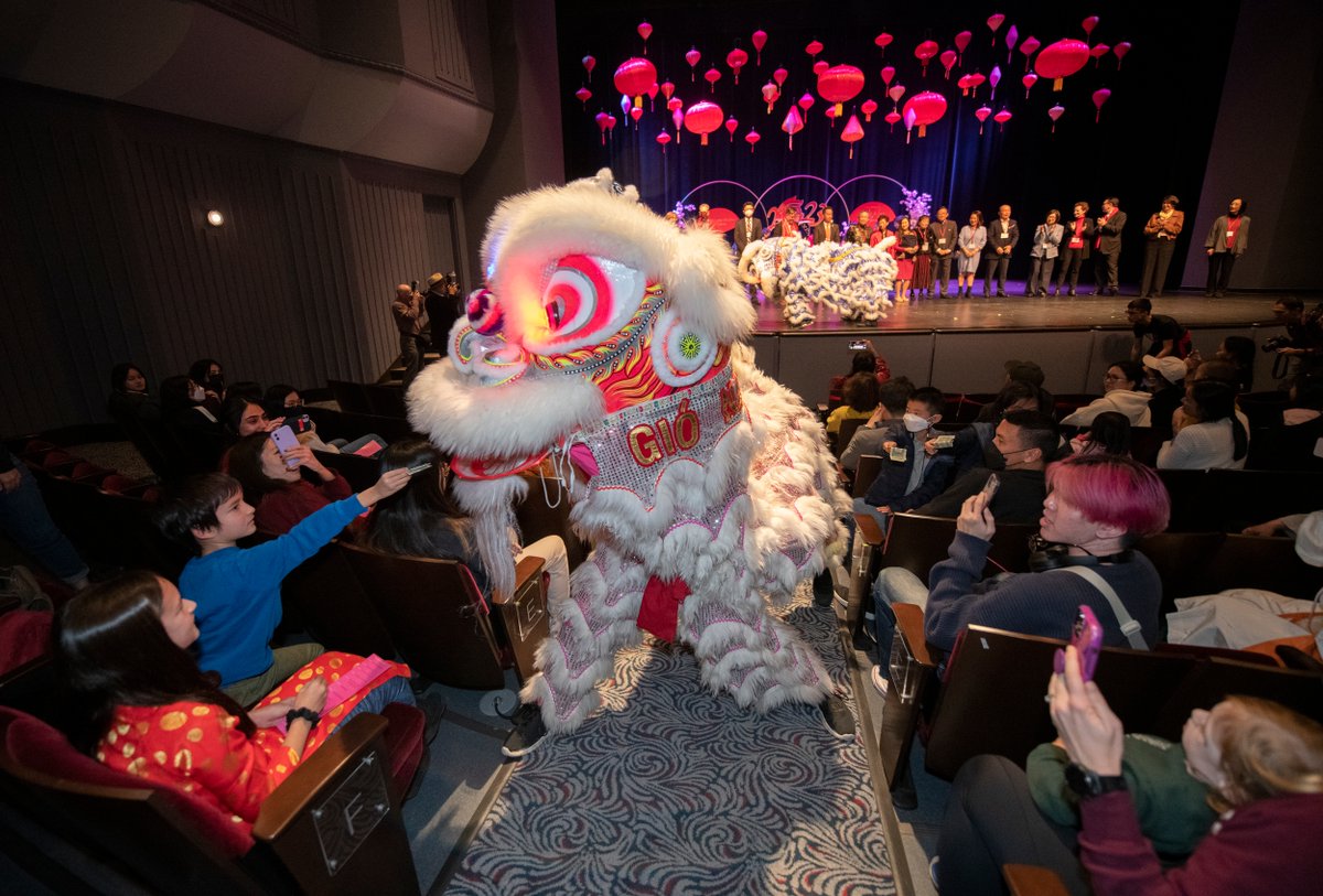 🧧🐰🏮 Scenes from UCI's #LunarNewYear 2023 festivities! The celebration included a traditional Dragon Dance, Feeding of the Lions and Taiko Drummers in the Barclay Theatre. Wishing the Anteater community health, luck and prosperity throughout the year! 📷 Steve Zylius/UCI