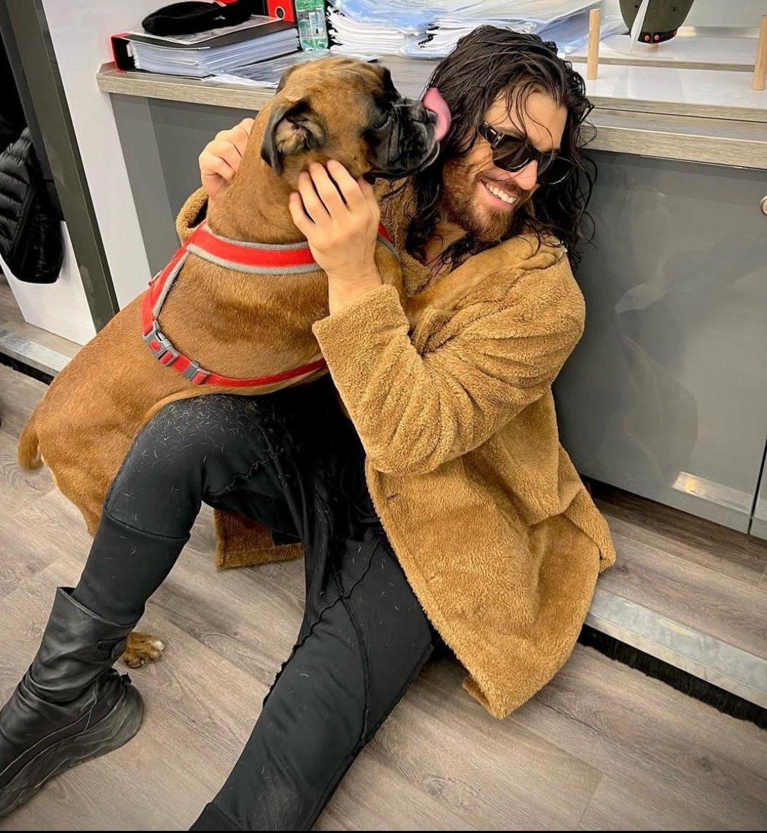 monica_am2's tweet photo. Momentazo del día, Can compartiendo fotaza!...
Apreciación de lametazo del perrete, no sabe na'! 😏

#CanYaman 💕 https://t.co/xeNZnFeZG4