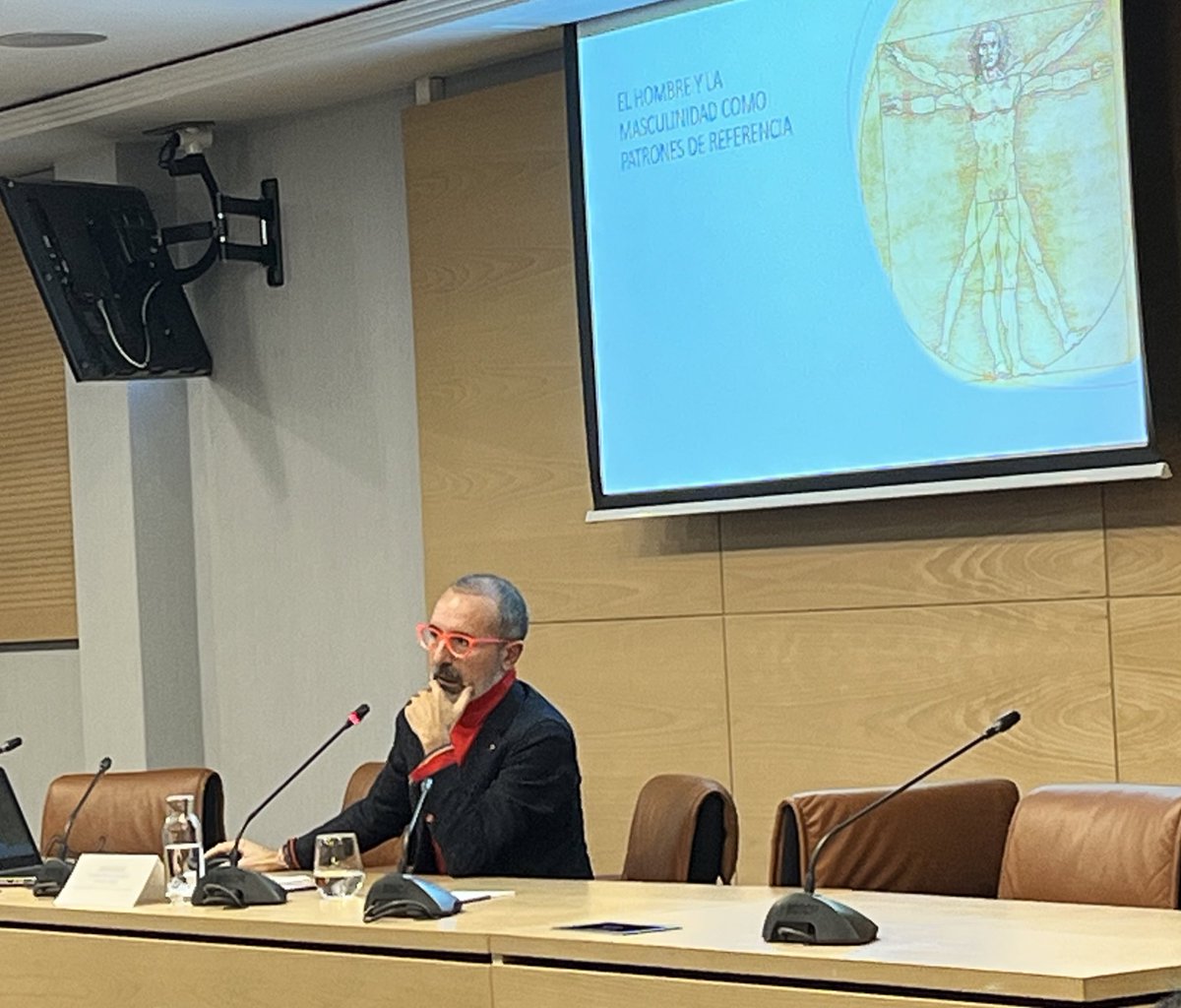 AraceliMaVi's tweet photo. .@salazar_octavio en el III encuentro de mujeres profesionales @UProfesional recuerda que en la pandemia los mayores parecían ciudadanos de segunda. Y evidenció que los menores son educados con el “tiempo que nos sobra” generando un mayor sentimiento de culpa en las mujeres https://t.co/OSliwtfcaa