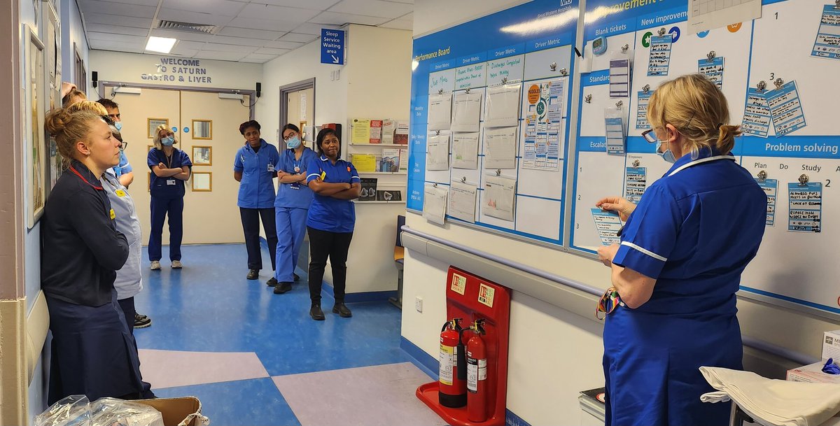 Huddles in full swing on Saturn ward @GWH_NHS sharing some great ideas to improve staff morale; pressure area care & timely discharges  #improvingtogether #Gastroenterology