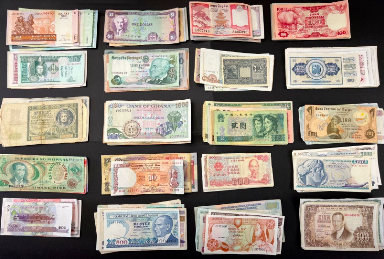 Going live on our auction tomorrow, Thursday, the 19th World introductory banknote set.
#oldmoney #banknotes #oldbanknotes #banknotesoftheworld #moneymoney #papermoney #worldpapermoney #banknotecollector #banknotedealers