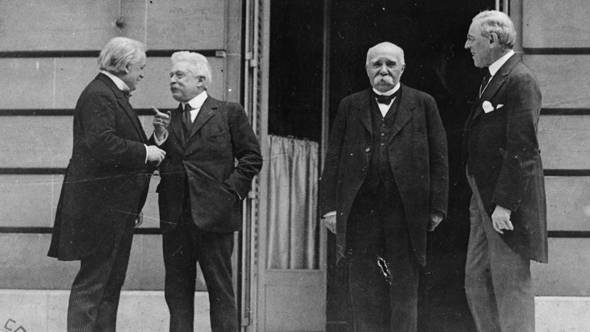 On This Day in History: In 1919, leaders of the victorious Allied powers (France, Great Britain, United States and Italy) met in Paris, France to begin long, complicated negotiations that would officially mark the end of the WWI. #D86Curriculum
history.com/this-day-in-hi…